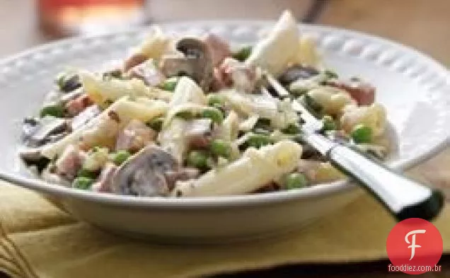 Penne com presunto, cogumelos e ervilhas