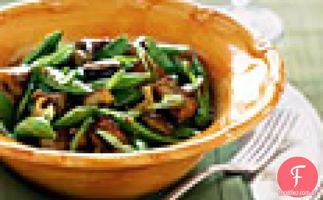 Tofu frito com cogumelos, ervilhas e cebolinha