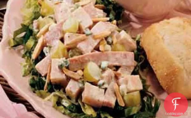 Salada de peru e presunto com verduras