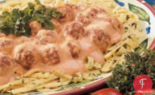 Estrogonofe de Almôndega com macarrão