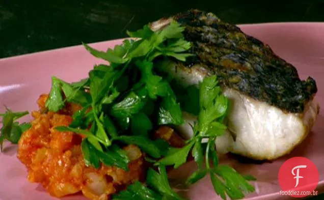Robalo grelhado com couve-flor e tomate com alcaparras e azeitonas pretas com salada de salsa