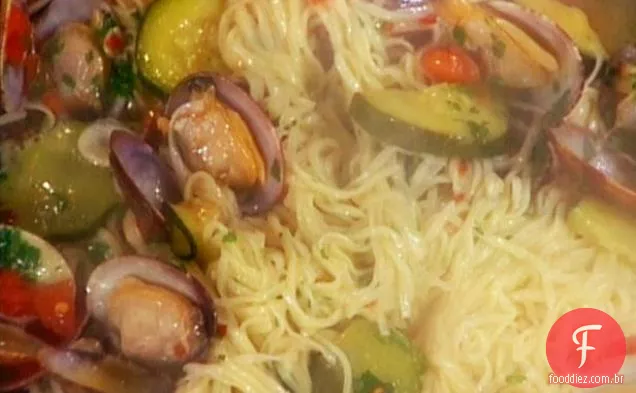 Tagliolini con vongole e Zucchini (macarrão fino com amêijoas e abobrinha)