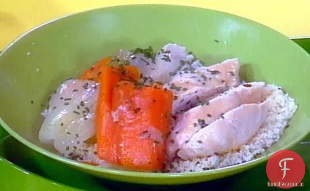 Frango escalfado e legumes com cuscuz