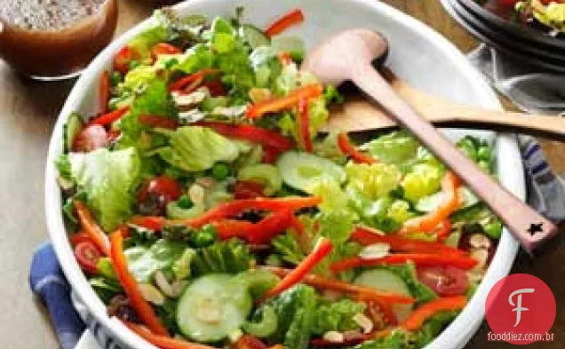 Salada vermelha e verde com amêndoas torradas