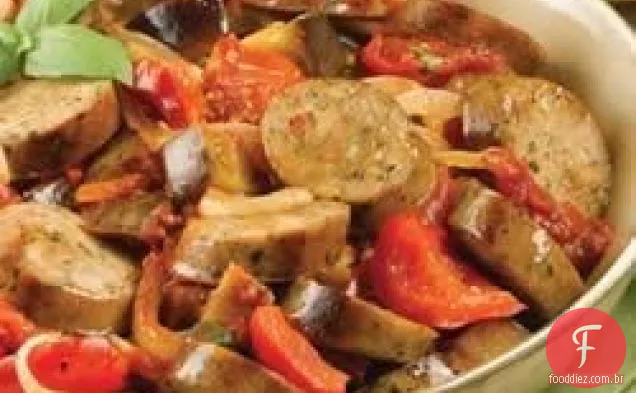 Linguiça de frango com tomate seco ragu com berinjela assada e tomate