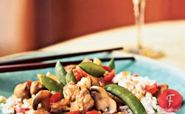 Carne de porco e vegetais refogados com arroz de caju