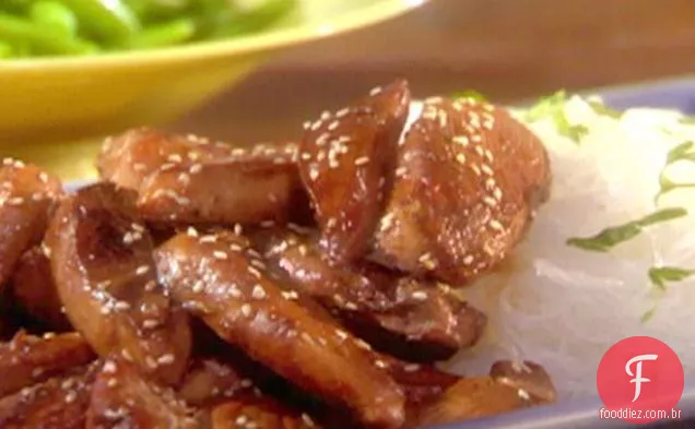 Dedos de frango mel-Teriyaki com sementes de gergelim com macarrão de celofane de gergelim e ervilhas