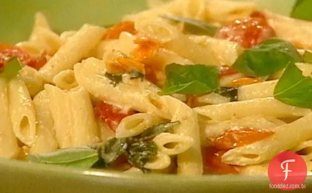 Penne com tomate cereja assado lentamente e queijo de cabra