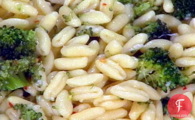 Cavatelli com brócolis refogado e alho