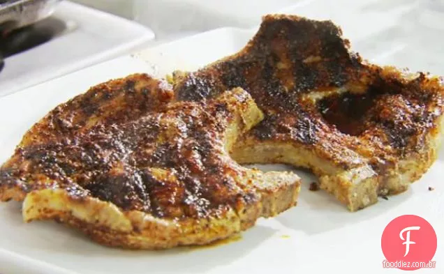 Costeletas de porco grelhadas com molho de pêssego