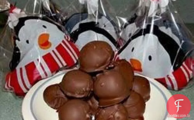 Trufas Fáceis Da Massa Do Bolinho Da Microplaqueta De Chocolate