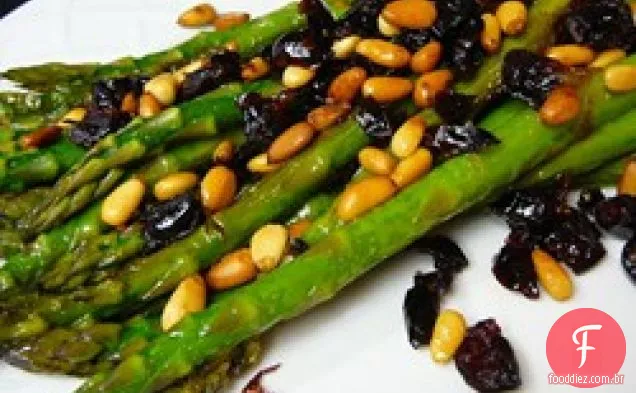 Espargos com Cranberries e pinhões