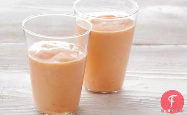 Smoothie de água de coco com manga, Banana e morangos