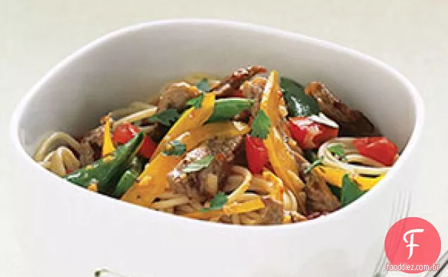 Carne e macarrão com legumes frescos