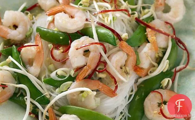 Salada vietnamita de camarão e macarrão de vidro