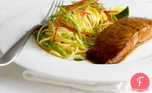 Salmão De Soja E Gergelim Com Salada De Macarrão Quente