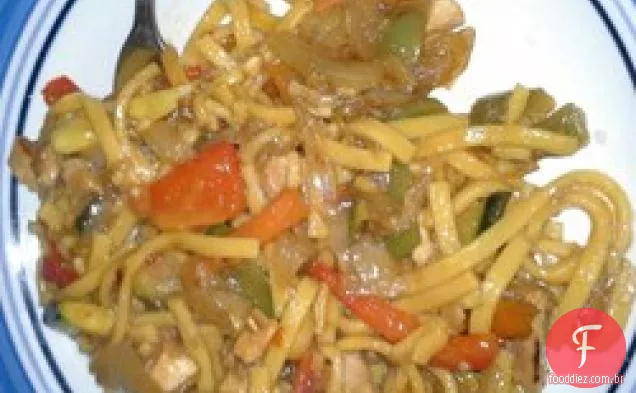 Chicken Chow Mein (Estilo Das Índias Ocidentais)