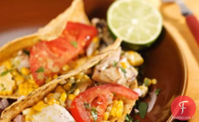 Tacos de peixe grelhado com Salsa assada-chile-e-abacate