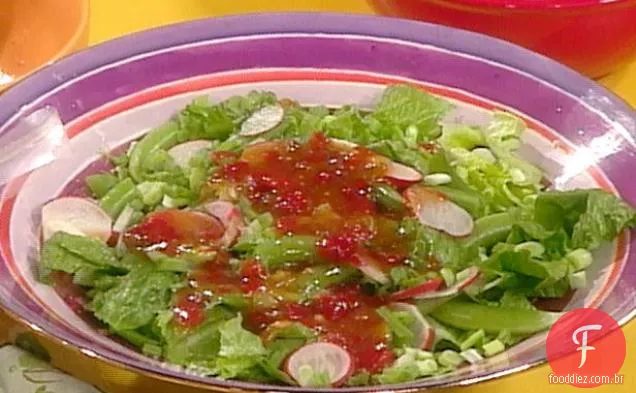 Salada verde com pimenta vermelha sabor molho