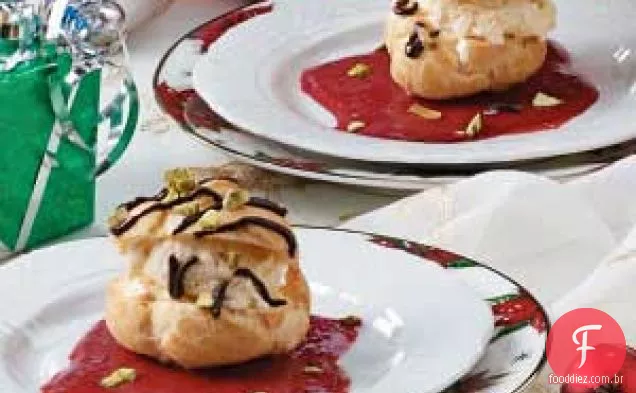 Puffs creme com molho de framboesa