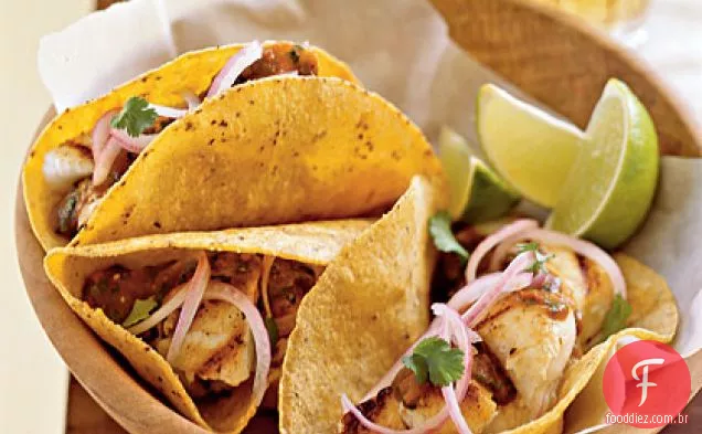 Tacos de peixe grelhado com cebola em conserva e Salsa Roja