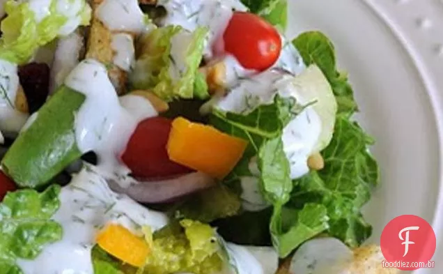 Salada Carregada De Vegetais Com Molho Cremoso De Endro