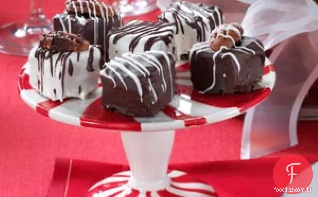 Bolos De Frutas De Damasco Com Molho De Chocolate