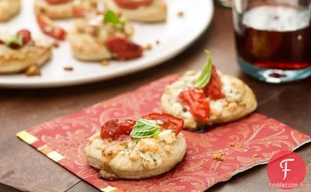 Pizzette com gorgonzola, tomate e manjericão