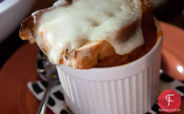 Sopa de tomate carbonizado com mussarela derretida