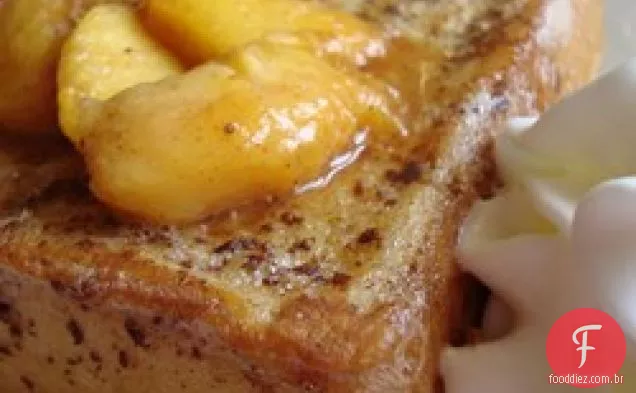 Mascarpone recheado torrada francesa com pêssegos