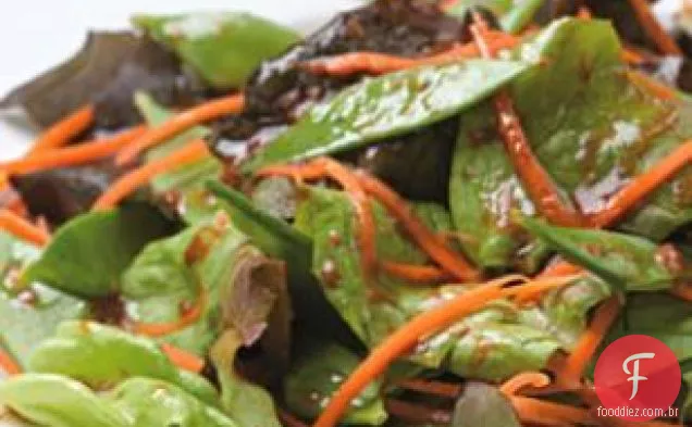 Salada de ervilha e cenoura com molho miso-tamari