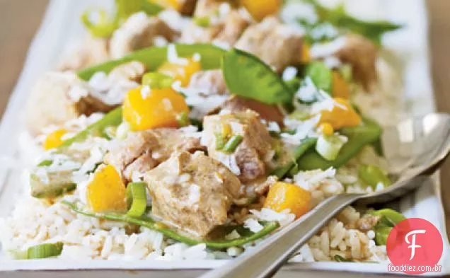 Carne de porco com curry de coco, ervilha da neve e refogado de Manga