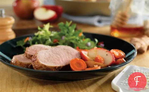 Carne de porco mel-gengibre com cenouras e maçãs