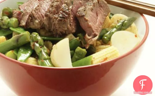 Salada De Filé De Carne Com Espargos, Snowpeas, Gengibre E Suco De Limão