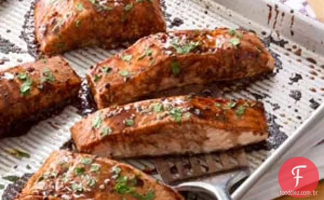 Salmão com glacê balsâmico-mel