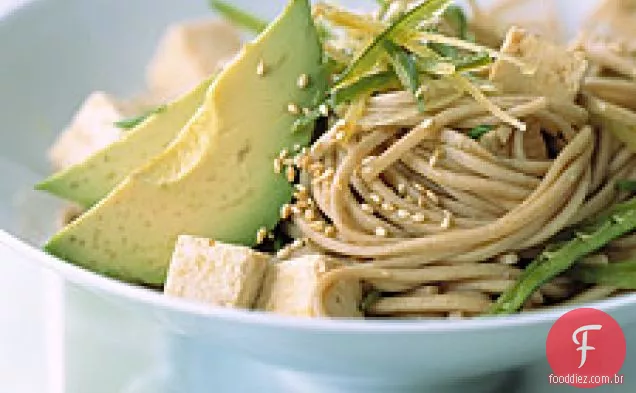 Macarrão Soba Com Tofu, Abacate E Ervilhas