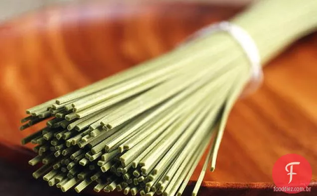 Macarrão japonês de gengibre com cogumelos e ervilhas