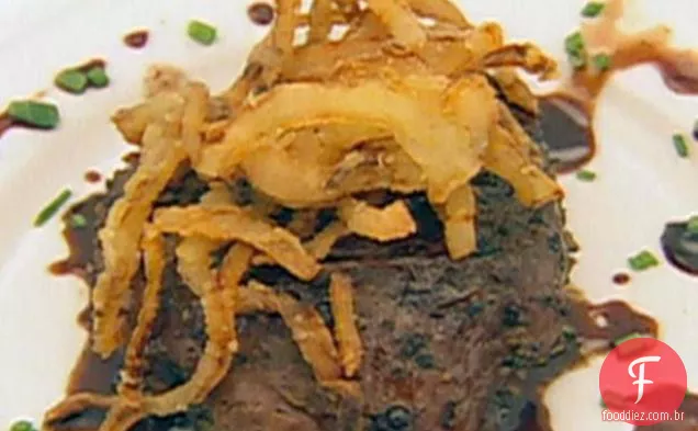 Lombo de bovino incrustado de pimenta em tomate bovino com queijo de cabra, cebola frita francesa e molho de vinagre balsâmico