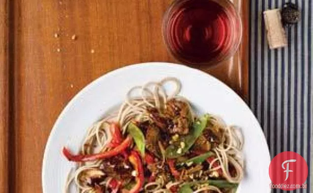 Carne de porco asiática de fogão lento com ervilhas, pimentas vermelhas e Soba não