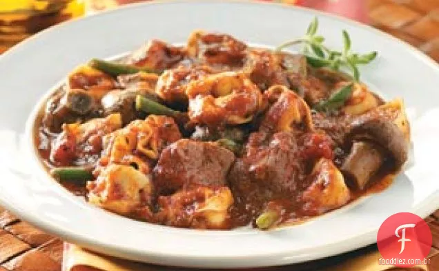 Carne de bovino e Tortellini Marinara com feijão verde