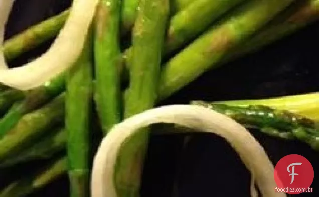 Espargos fritos com cebola