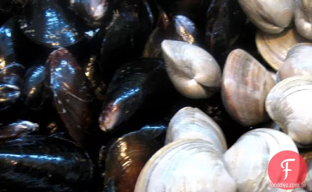 Cioppino com tomate assado e torradas de alho e salsa