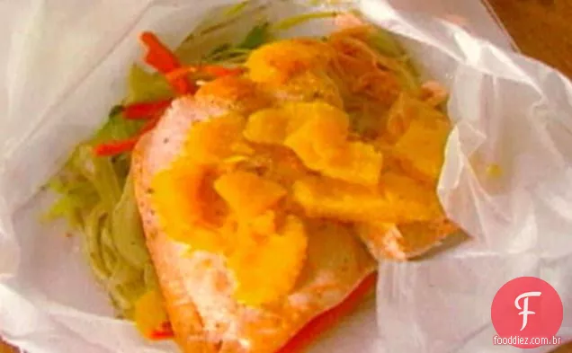 Filé de salmão en Papillote com Julienne vegetal