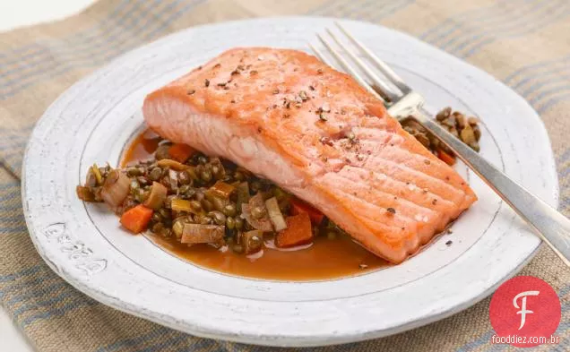 Salmão com lentilhas