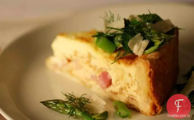 Quiche de presunto com salada de ervas e espargos