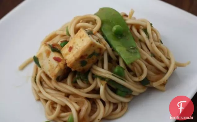 Macarrão Em Molho De Curry Tailandês Com Tofu