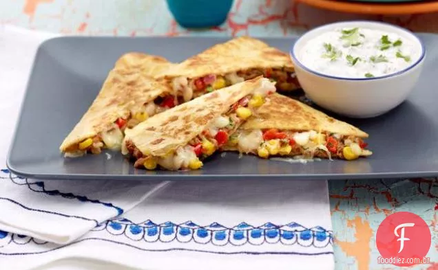 Quesadilla sudoeste com creme azedo de coentro e limão