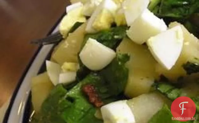 Salada de espinafre com molho quente de Bacon e mostarda