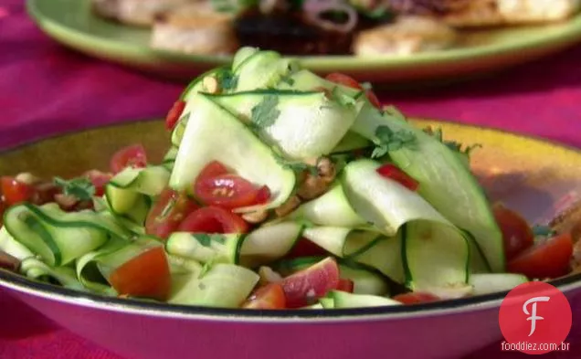 Salada de fita de abobrinha com suco de limão, Chile vermelho e amendoim