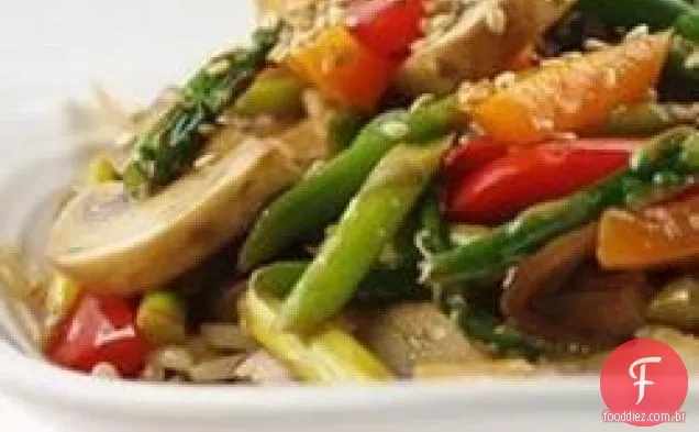 Misture os vegetais de gergelim fritos com arroz